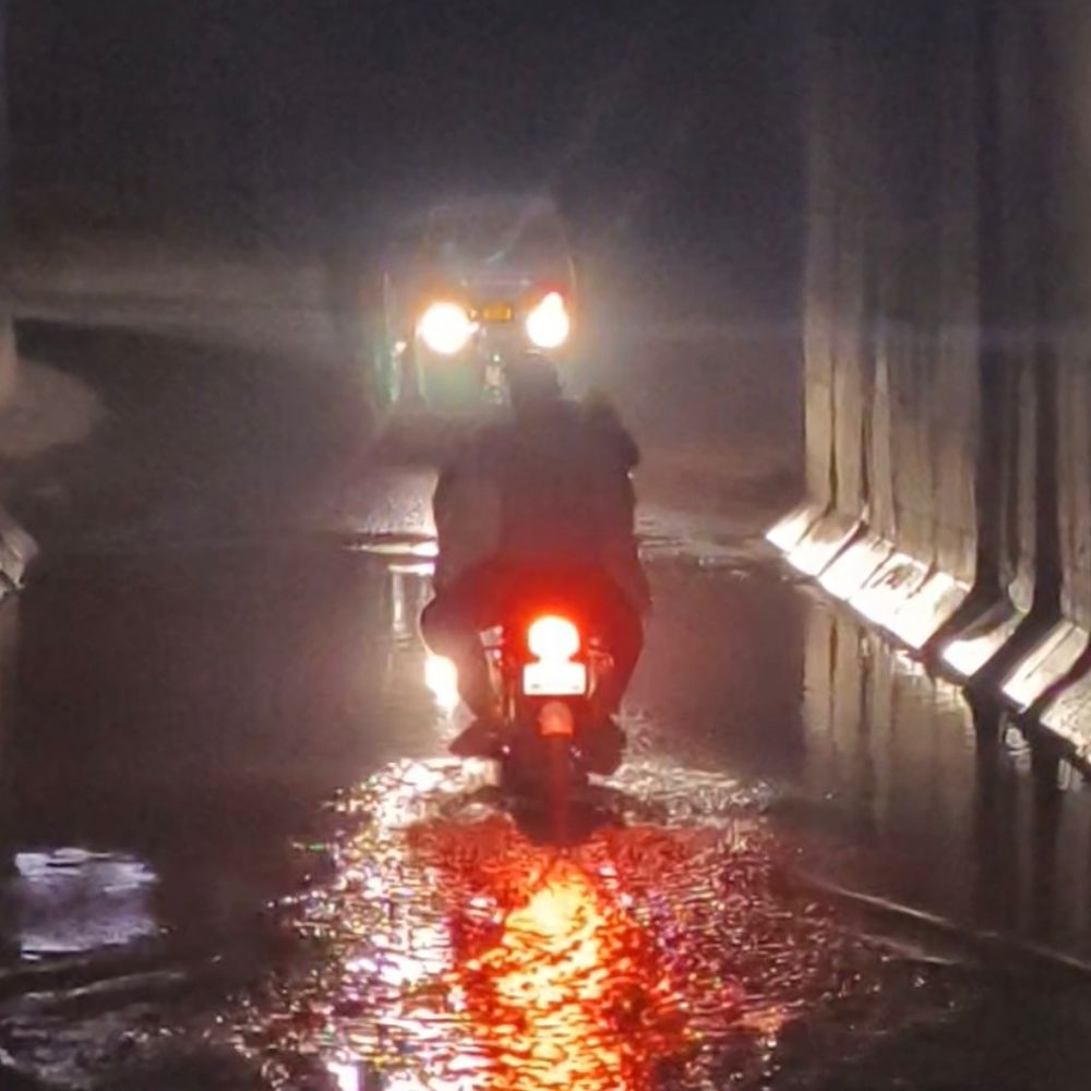 दतिया में बिना बारिश अंडरब्रिज जलमग्न:दीवारों का प्लास्टर उखड़ा, सीसी सड़क में गड्ढे; पंप लगाकर निकाला जा रहा पानी