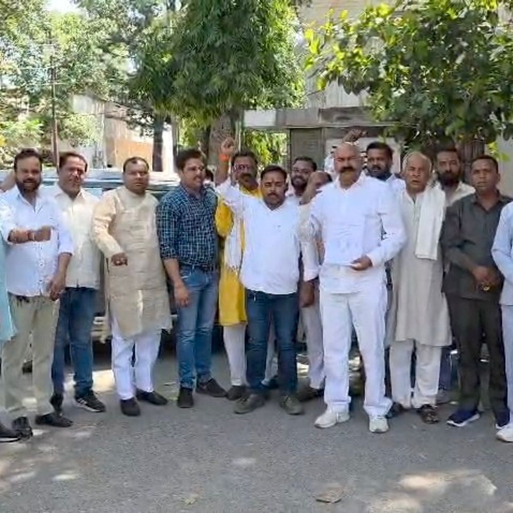 सुजडू चौराहे पर अशोक स्तंभ की पुनः स्थापना की मांग:संघर्ष समिति ने ज्ञापन सौंपा, हटाए गए स्तंभ को फिर स्थापित करने की मांग