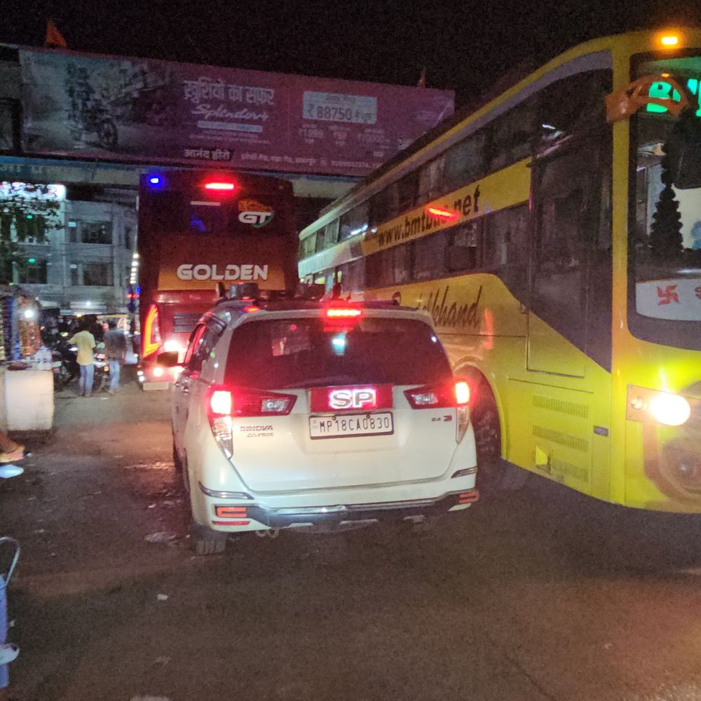 ट्रैफिक जाम में फंसी छतरपुर SP की गाड़ी:बस स्टैंड पर 3-4 मिनट तक नहीं मिली निकलने की जगह, पुलिस चौकी मिली खाली