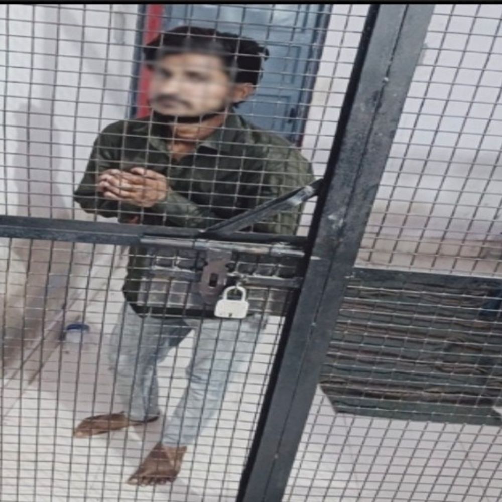 धार्मिक रील बनाने वाले युवक पर फिर, आरोपी गिरफ्तार:शाहजहांपुर में मंदिर में उठक-बैठक लगवाने का वीडियो, धार्मिक भावनाओं को ठेस पहुंचाने का आरोप