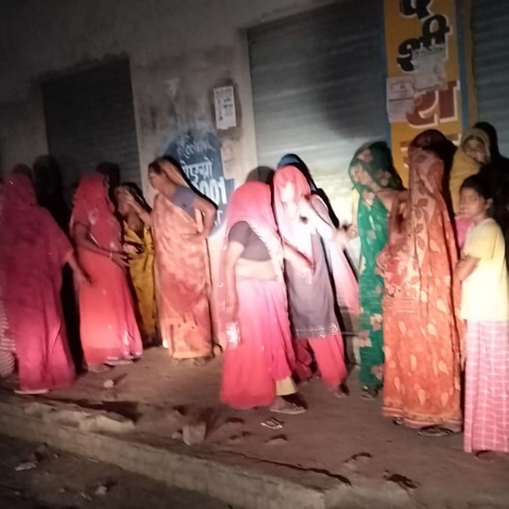 
                 फिरोजाबाद में महिलाओं ने शराब ठेके पर जड़ा ताला:गांव के बीच दुकान होने से परेशान ग्रामीणों ने किया प्रदर्शन 
            