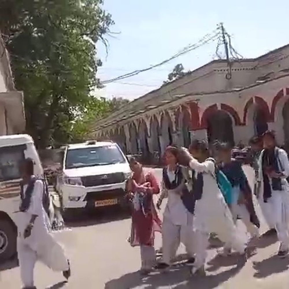 
                 गाजीपुर कॉलेज में छात्राओं के स्कॉलरशिप फॉर्म में जीरो अटेंडेंस:छात्राएं डीएम कार्यालय पहुंचीं, प्राचार्य ने यूनिवर्सिटी को पत्र लिखा 
            