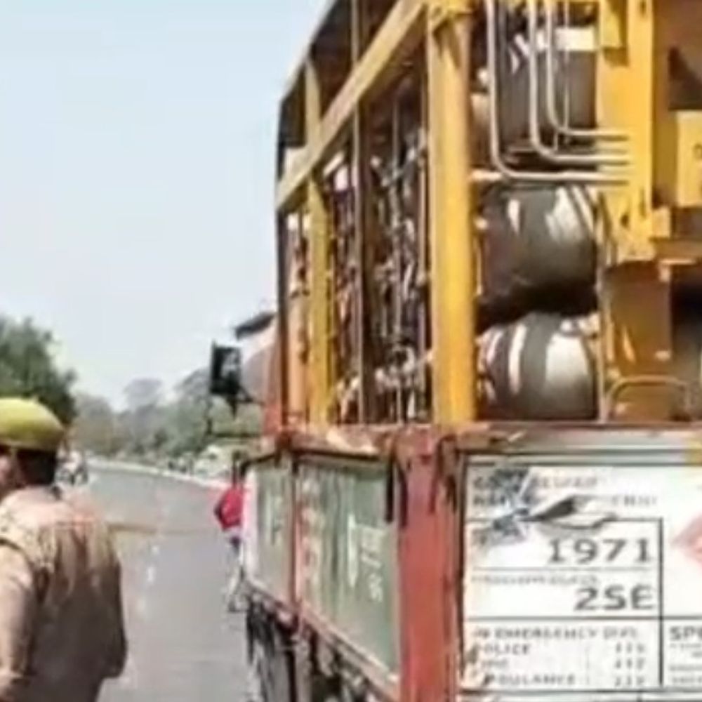 
                 अंबेडकरनगर में सीएनजी टैंकर से गैस रिसाव:पुलिस ने संभाले हालात, फायर ब्रिगेड देरी से पहुंची 
            