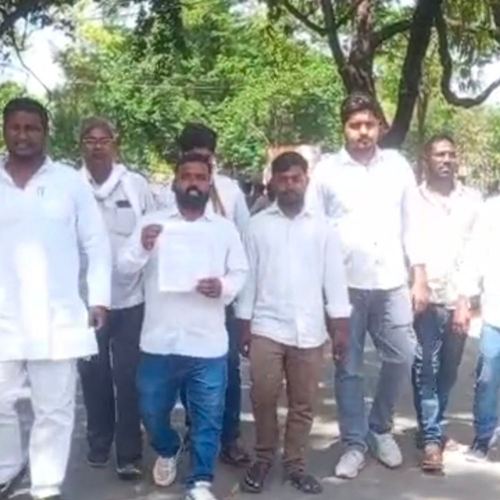 
                 बलिया में निजी स्कूलों की महंगी किताबों का विरोध:अभिभावकों ने जिलाधिकारी को सौंपा ज्ञापन, NCERT लागू करने की मांग 
            