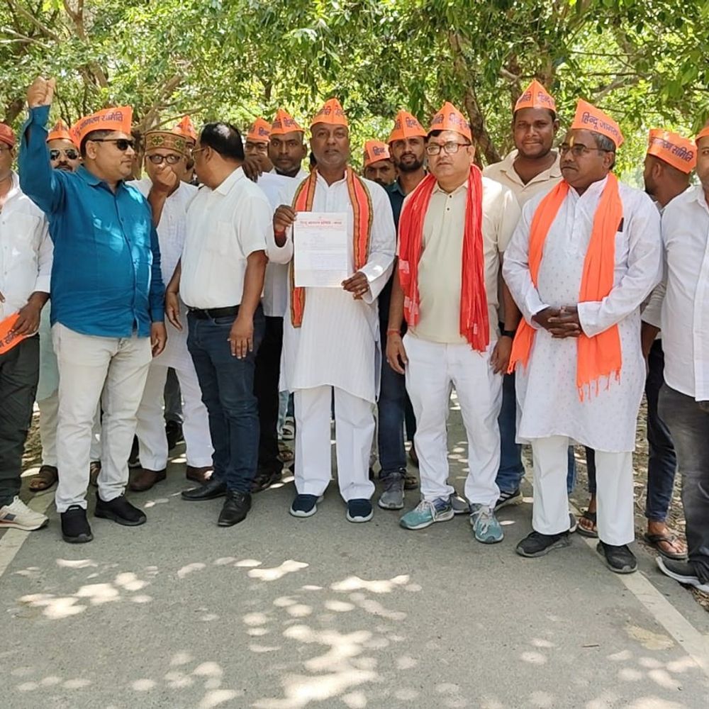 मऊ में हिंदू जागरण समिति का कलेक्ट्रेट पर प्रदर्शन:कोपागंज नगर पंचायत में भ्रष्टाचार, कमीशनखोरी का आरोप लगाया