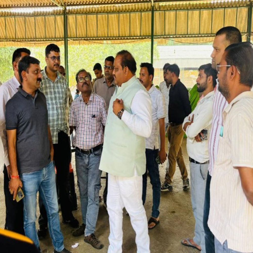 
                 विधायक बोले- मंडी में माफिया मिला तो जेल भेज दूंगा:शाहजहांपुर के रोजा मंडी का निरीक्षण किया, कैमरा न होने पर अधिकारियों को फटकारा 
            