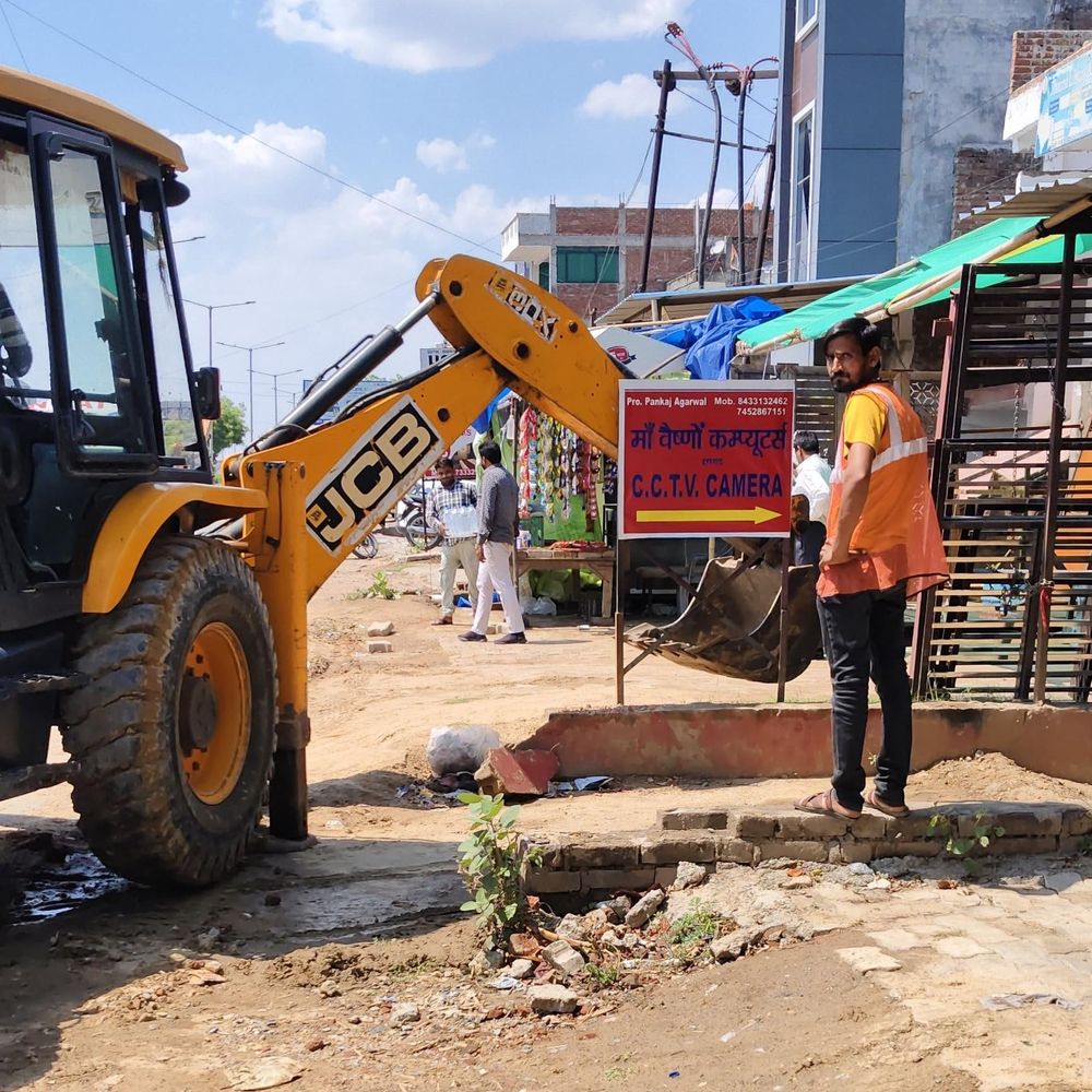 इटावा में हाइवे सर्विस रोड पर चला बुलडोजर:अवैध कब्जों पर प्रशासन सख्त, यातायात सुचारु रखने का निर्देश