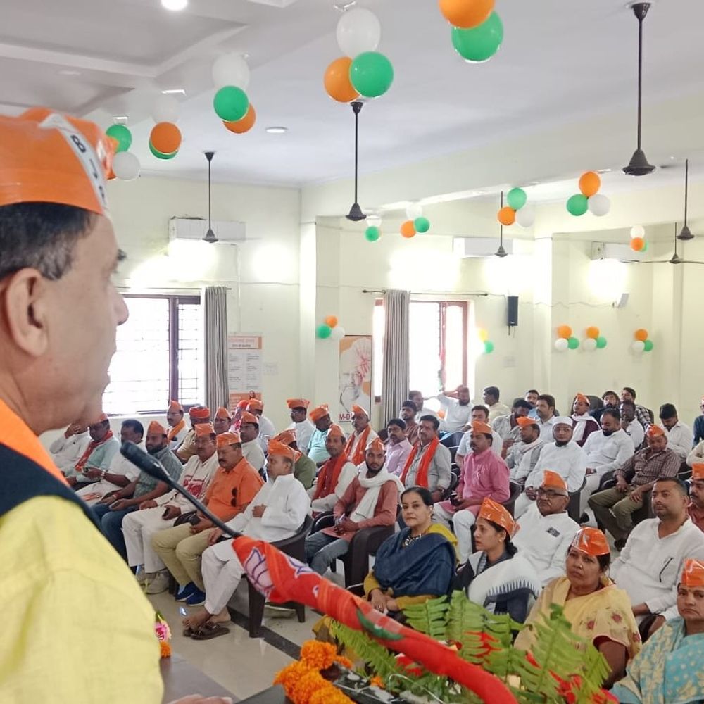 
                 देवरिया में भाजपा ने स्थापना दिवस मनाया:कार्यकर्ताओं के समर्पण को बताया पार्टी की ताकत 
            