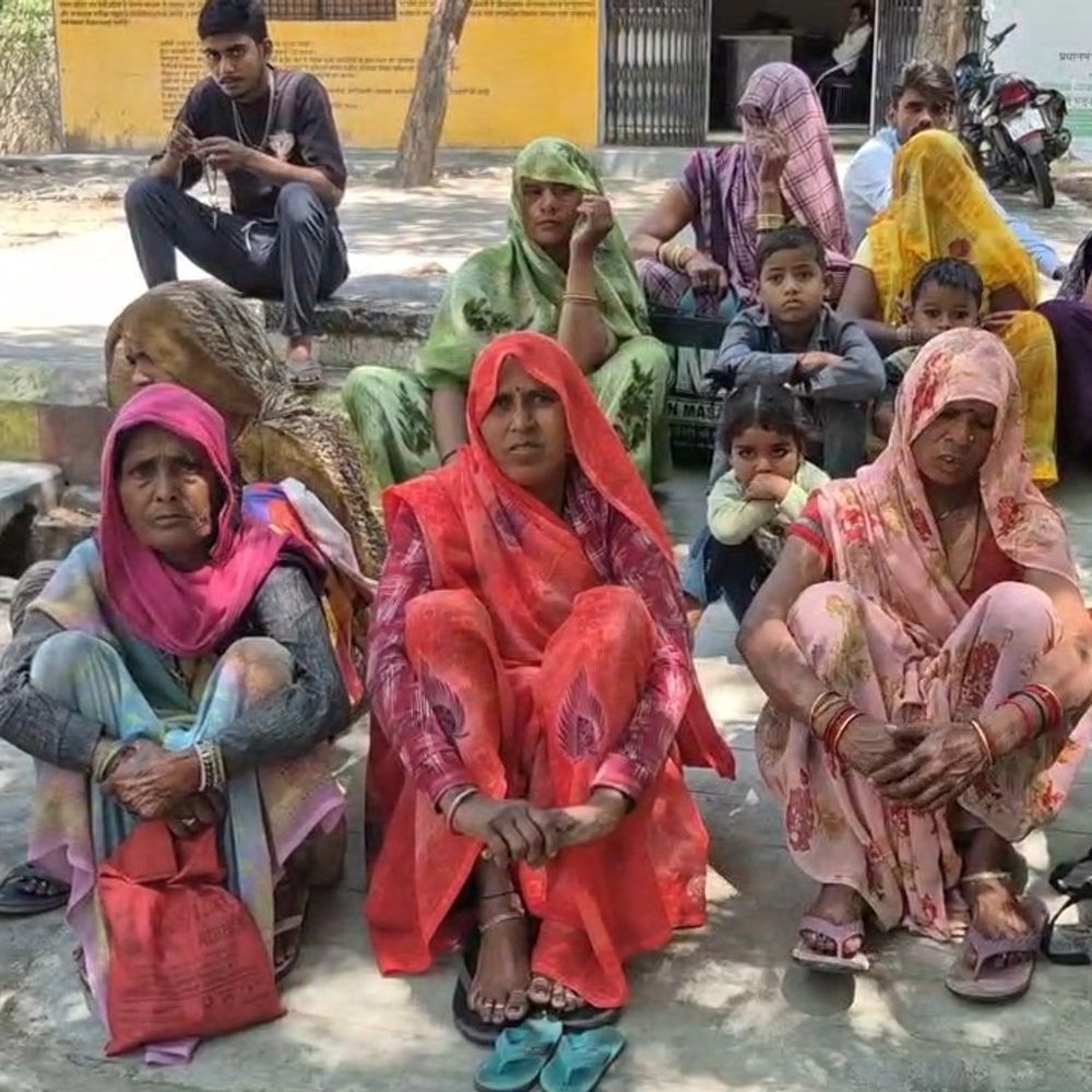 
                 महोबा में ग्रामीणों का प्रदर्शन:मुआवजे और पुनर्वास की मांग को लेकर कलेक्ट्रेट में जुटे, कहा- रहने का ठिकाना नहीं है 
            