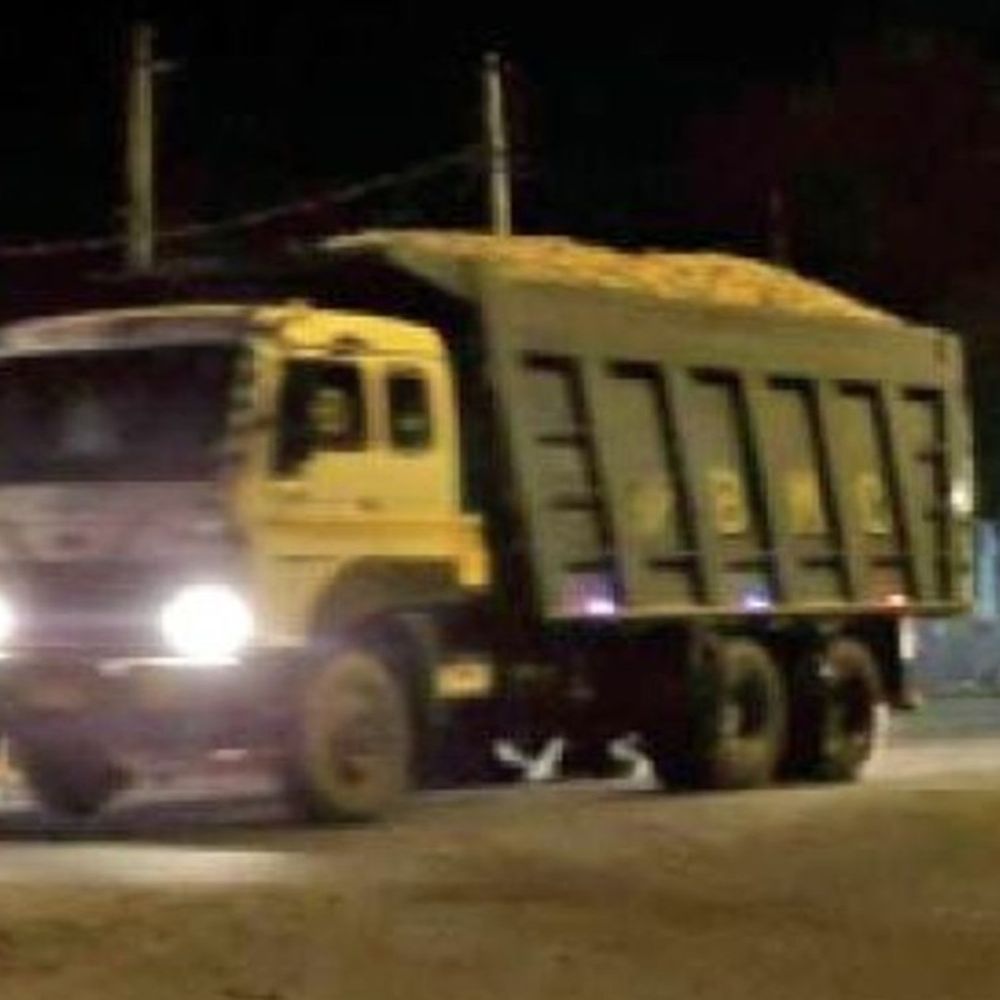 भिंड में माइनिंग टीम का बदमाशों ने 4KM किया पीछा:ओवरलोड डंपर छुड़ाने के लिए माफियाओं ने की घेराबंदी, पुलिस ने निकलवाया