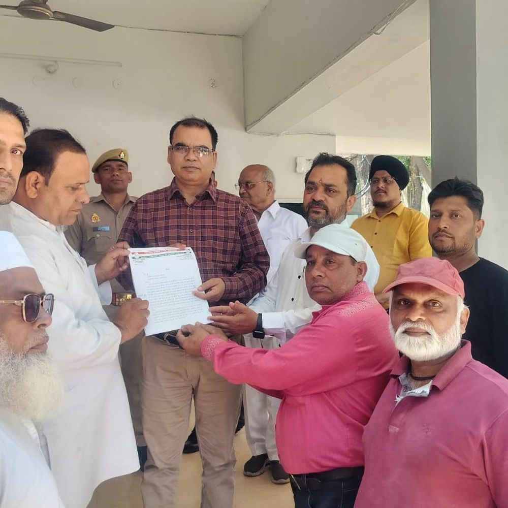 
                 निजी स्कूलों की मनमानी फीस, ड्रेस पर कांग्रेस का विरोध:सहारनपुर में कमिश्नर को सौंपा ज्ञापन, जांच और कार्रवाई की मांग 
            