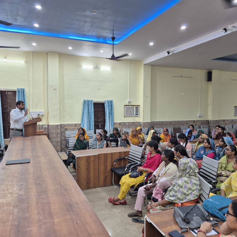 स्वयं सहायता समूह की महिलाओं को मिला एक दिवसीय प्रशिक्षण:आत्मनिर्भरता और सरकारी योजनाओं की दी गई जानकारी, आर्थिक मजबूती मिलेगी