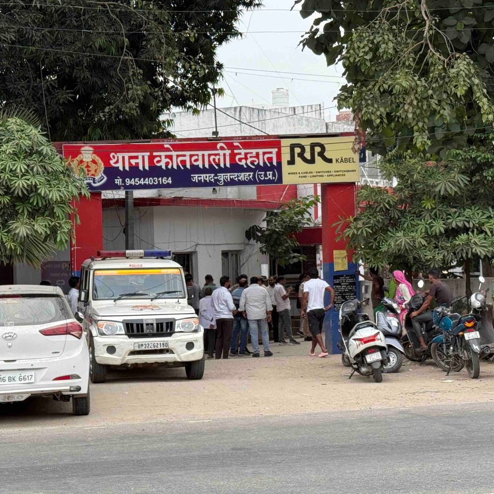 बुलंदशहर में दिनदहाड़े युवक की गोली मारकर हत्या:भाईपुरा-हजरतपुर रोड पर मिला शव, सिर और पेट में लगी बुलेट