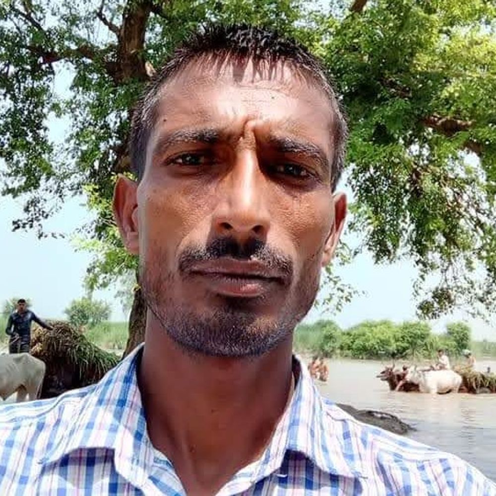 मेरठ जाने के लिए निकले पिता-पुत्र 5 दिन से लापता:संभल में पिकअप लोडर भी गायब, परिजनों ने एसपी ऑफिस पर किया हंगामा