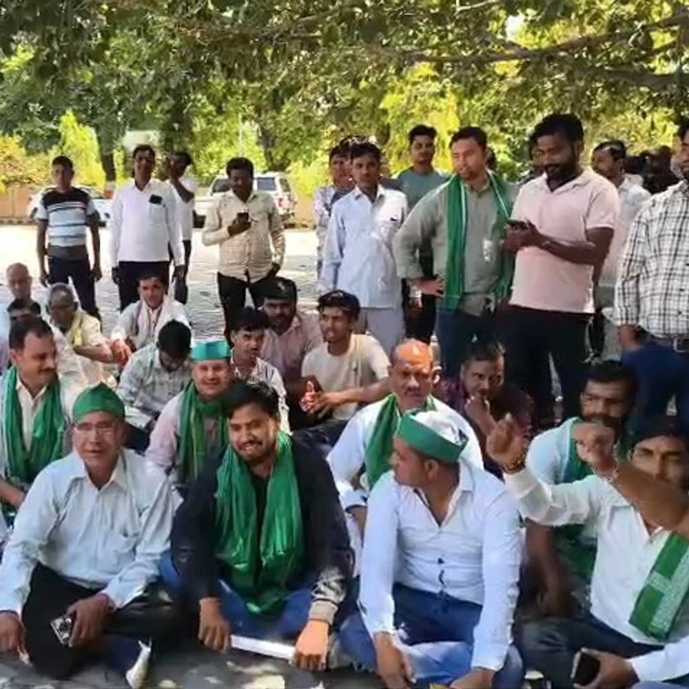 
                 कन्नौज में किसान यूनियन का प्रदर्शन:स्मार्ट मीटर, महंगी किताबों पर अंकुश लगाने की मांग 
            