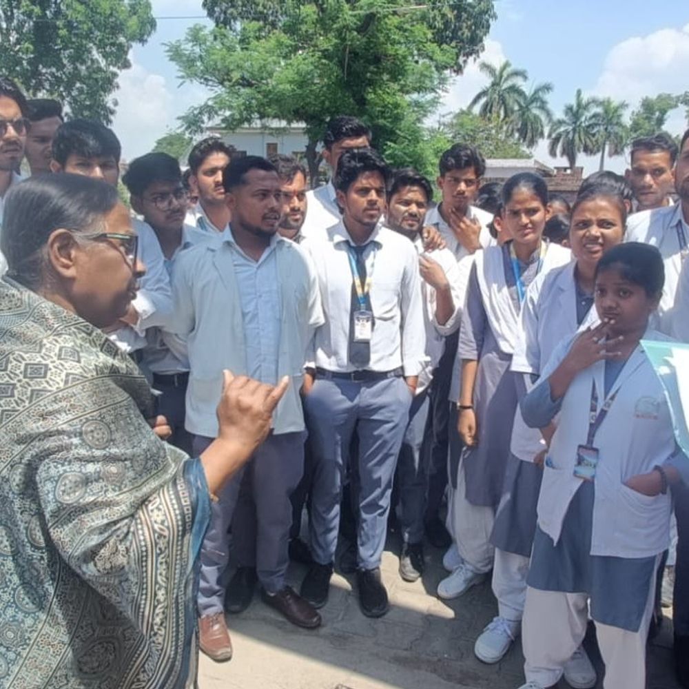 
                 कासगंज मिशन हॉस्पिटल में पैरामेडिकल छात्रों का हंगामा:स्टाफ पर अभद्रता, धमकी और उत्पीड़न का लगाया आरोप; पुलिस पहुंची 
            