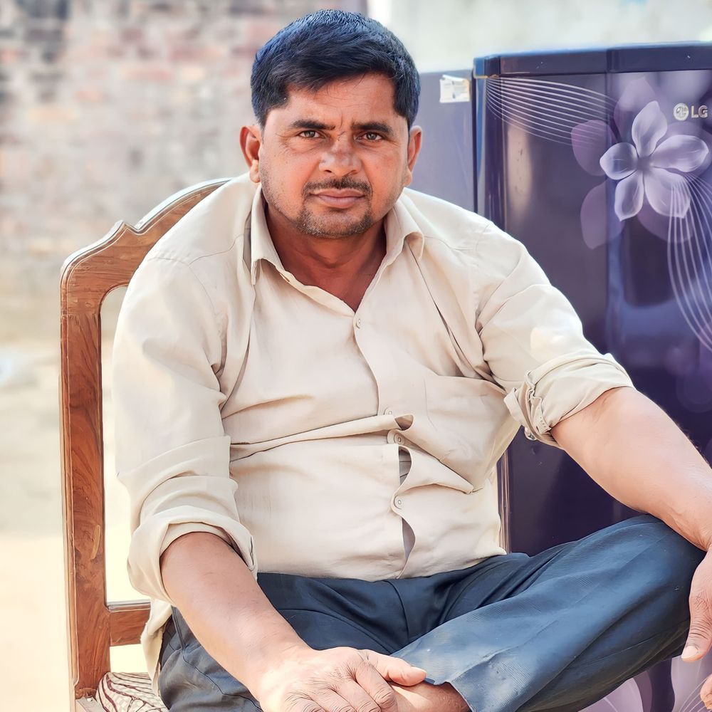 
                 एटा में लोडर की टक्कर से पशु व्यापारी घायल:उपचार के दौरान तोड़ा दम, पुलिस ने वाहन कब्जे में लिया 
            