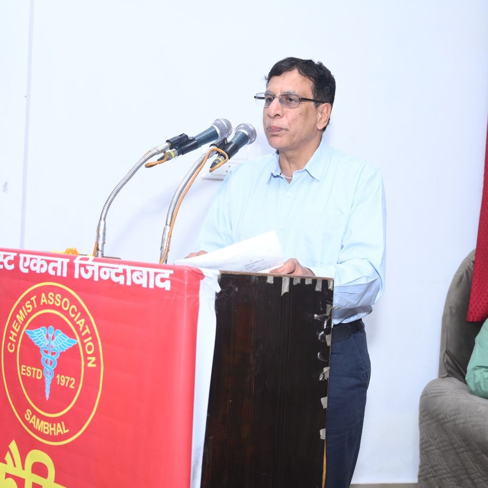 केमिस्ट जागरूकता सम्मेलन में नियमों के पालन पर जोर:संभल में सहायक आयुक्त और औषधि निरीक्षक सम्मानित