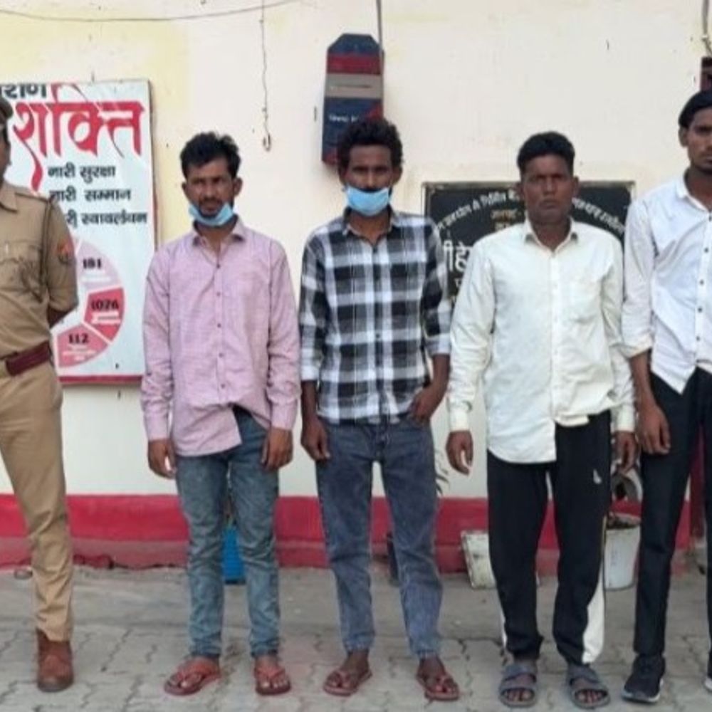 
                 बलरामपुर में बुजुर्ग की बल्ला-स्टम्प से हत्या:पुलिस ने 48 घंटे में चार आरोपियों को किया गिरफ्तार, पानी की पाइप को लेकर हुआ था विवाद 
            