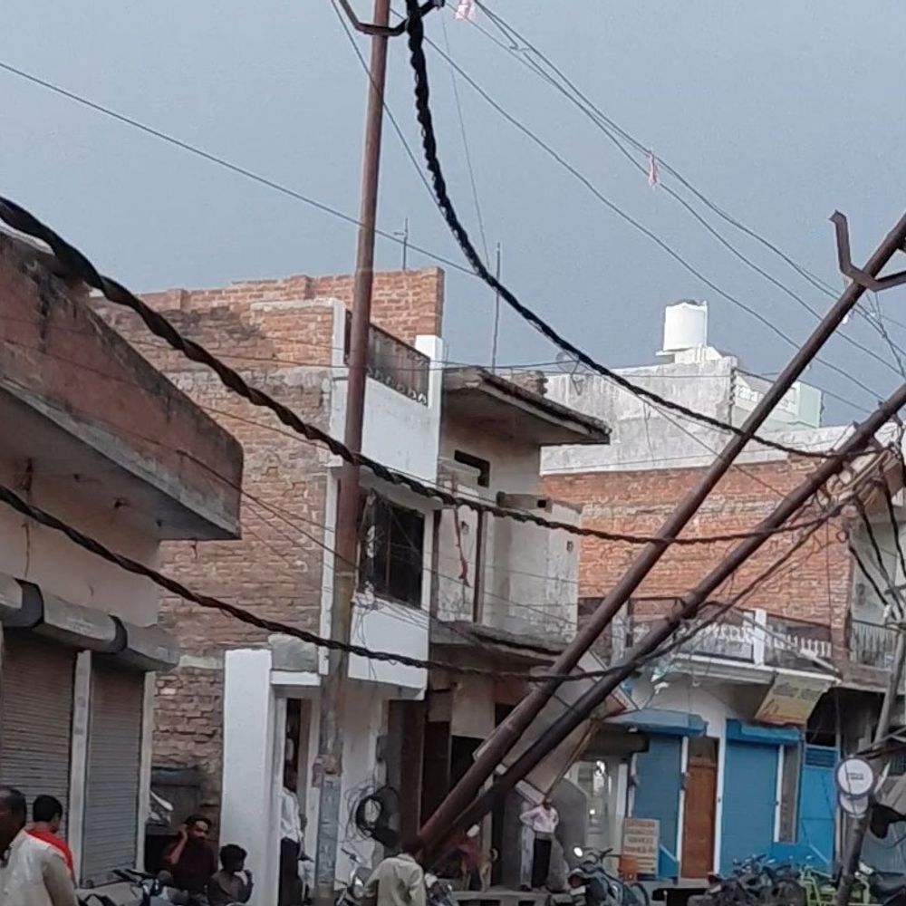 फर्रुखाबाद में आंधी से गिरे बिजली के पोल:काली मंदिर के पास बड़ा हादसा टला, कई मोहल्लों की बिजली गुल
