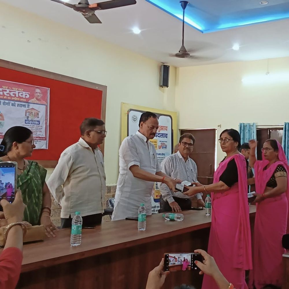 विधायक की मौजूदगी में आंगनवाड़ी कार्यकत्रियों को स्मार्टफोन:एटा के अलीगंज में डिजिटल सशक्तिकरण की दिशा में अहम पहल