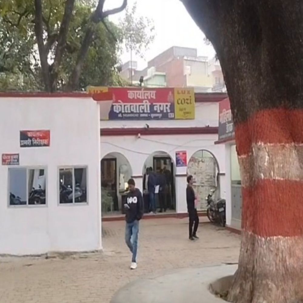 
                 सुल्तानपुर में फाइनेंस कंपनी से 8 लाख रुपए का गबन:सहायक डायरेक्टर समेत 3 पर मुकदमा दर्ज, अलग-अलग लोगों के नाम से रुपए निकाले 
            