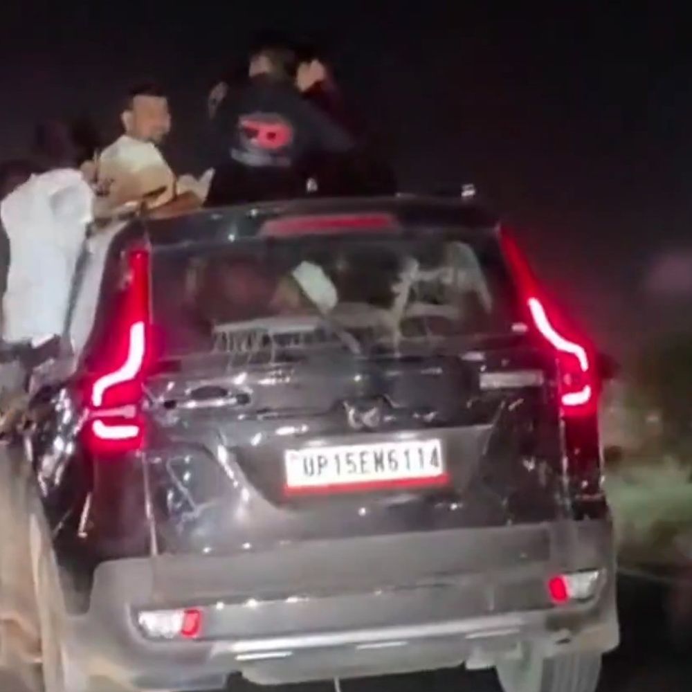 हापुड़ के दिल्ली-लखनऊ हाईवे पर चलती कार पर स्टंट, VIDEO:पुलिस ने लिया संज्ञान, 7 हजार रुपए का काटा चालान