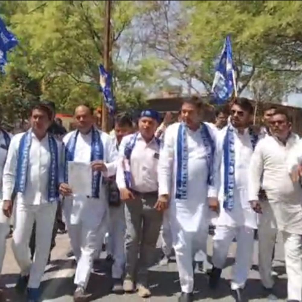 जालौन में ओलावृष्टि से फसलें तबाह:बसपा ने मुख्यमंत्री से तत्काल मुआवजे की मांग की, कलेक्ट्रेट परिसर में प्रदर्शन