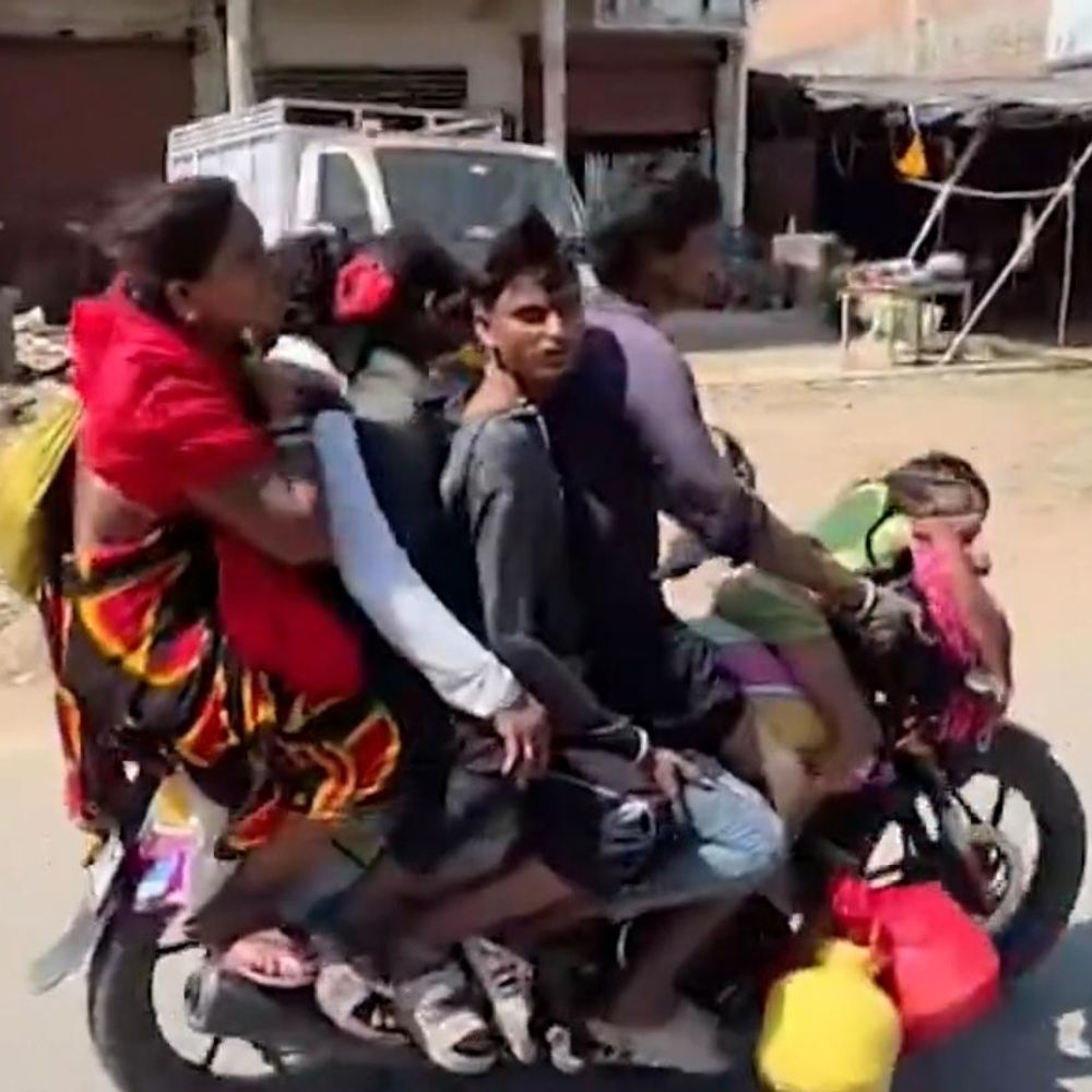 हमीरपुर में दिखे एक बाइक पर 6 सवार:पुलिस बाइक सवारों की तलाश में जुटी, ट्रैफिक नियमों के तहत होगी कार्रवाई