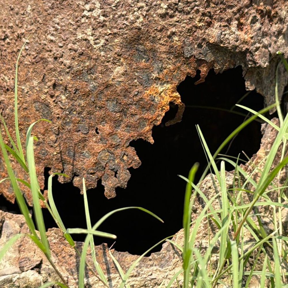 
                 डीएम आवास के पास फ्रेंड्स कॉलोनी में जर्जर पोल:चोक नालियां, जर्जर पोल से हादसे का खतरा, शिकायतें अनसुनी 
            