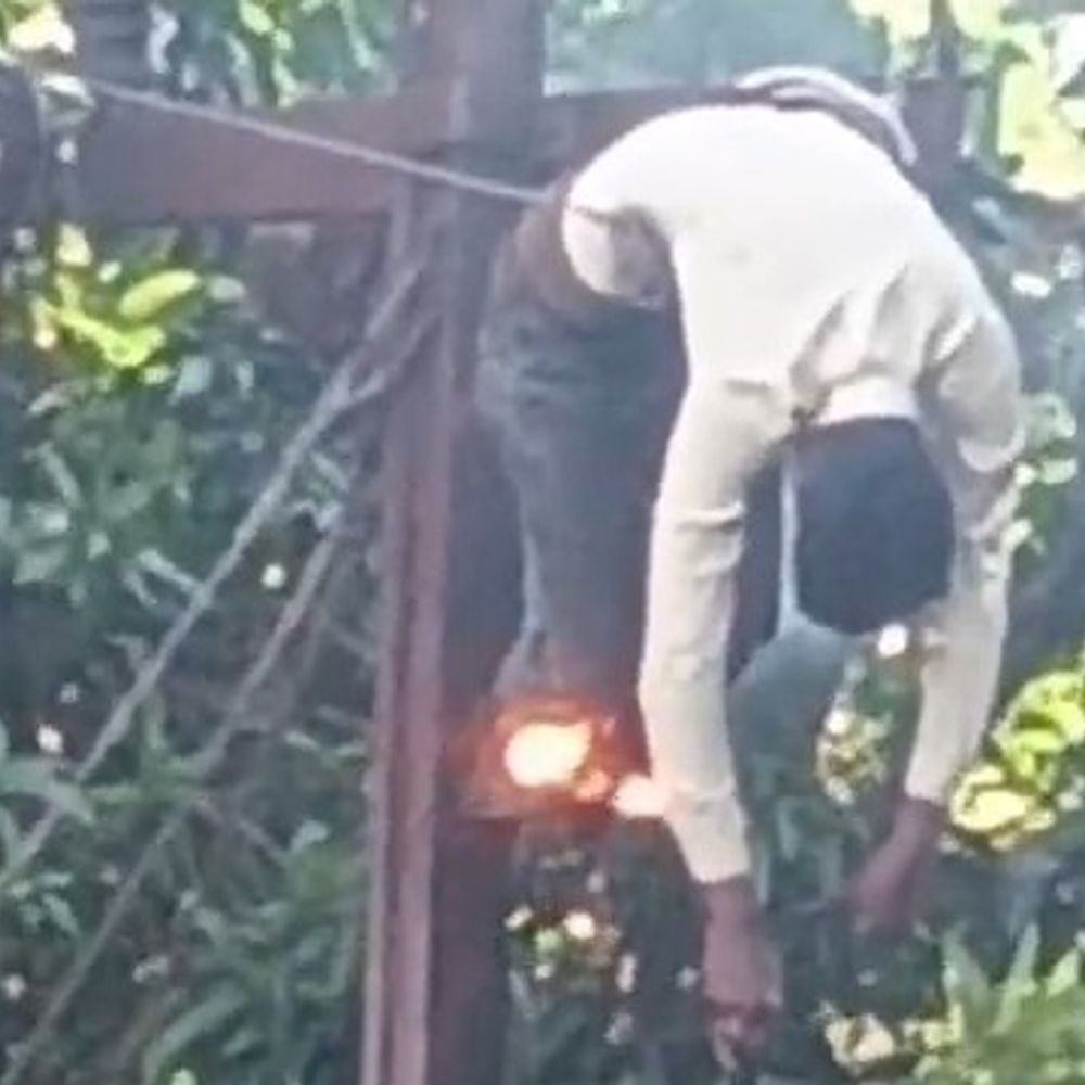 
                 सीतापुर में प्राइवेट विद्युतकर्मी की करंट लगने से मौत:11 हजार वोल्ट लाइन पर काम करते समय हादसा, परिजनों ने लापरवाही का आरोप लगाया 
            