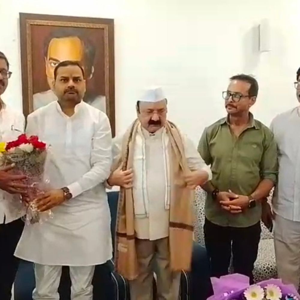 
                 भाजपा के पूर्व कार्यकर्ता योगेंद्र सिंह कांग्रेस में शामिल:किशोरी लाल शर्मा ने सैकड़ों समर्थकों को दिलाई शपथ 
            