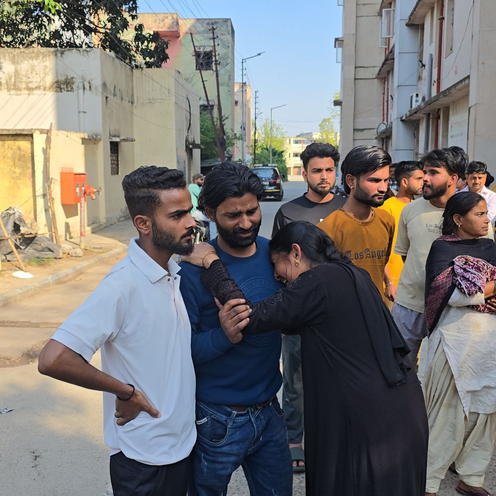 टीकाकरण के 15 मिनट बाद नवजात की मौत:पीलीभीत मेडिकल कॉलेज में हुआ था प्रसव, परिजनों ने लापरवाही का आरोप लगाया