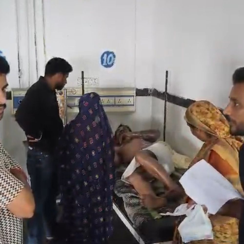 खाना बनाते समय LPG सिलेंडर में लगी आग, युवक झुलसा:65 किमी दूर जिला अस्पताल ले जाने सरकारी एंबुलेंस ने वसूले 1800 रुपए