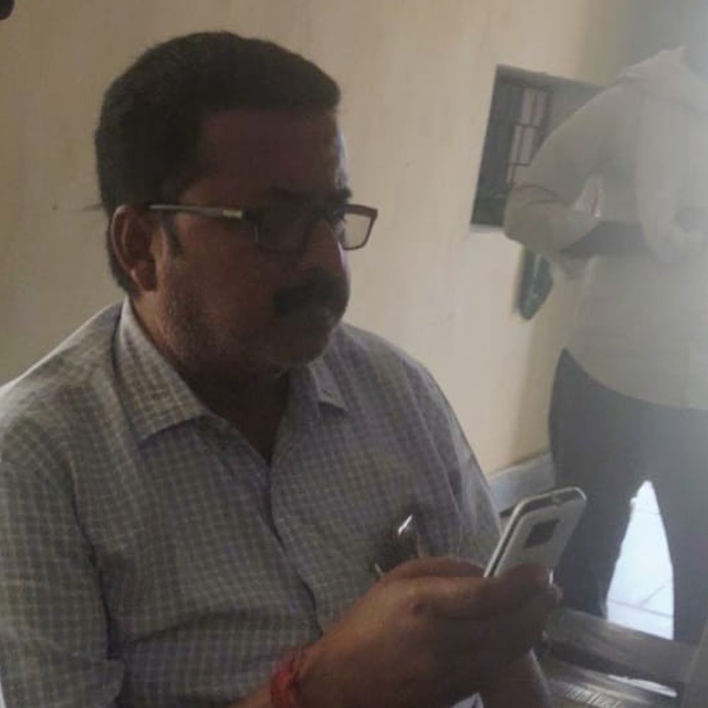 तमकुहीराज में जालसाजी रोकने वाले जेई को किया सस्पेंड:समर्थन में उतरे विभाग के कर्मी, अवैध ट्रांसफार्मर और तार लगाने वाले के खिलाफ दी थी तहरीर