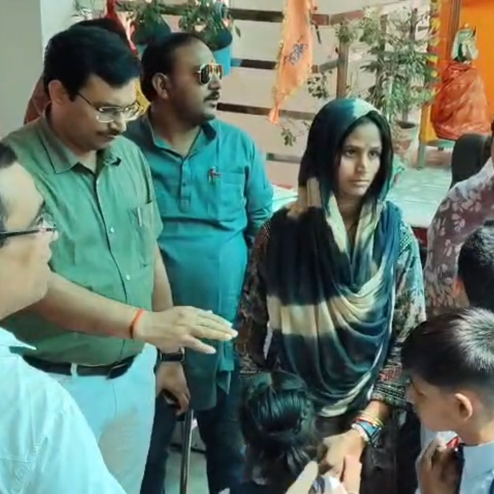 फिरोजाबाद के निजी स्कूलों में छापेमारी:किताब-ड्रेस बदलने की शिकायत मिली थी, डीआईओएस-बीएसए ने की कार्रवाई