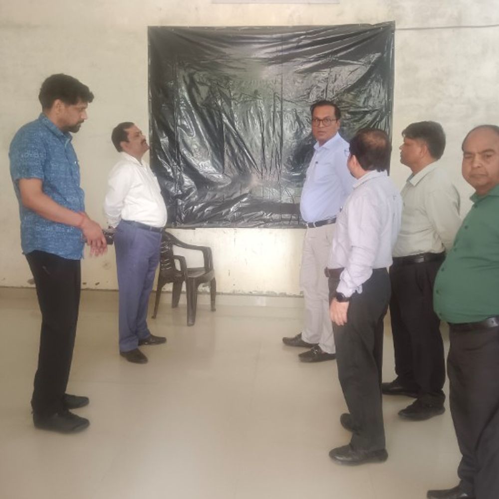 शाहजहांपुर डीएम ने पोस्टमार्टम हाउस का निरीक्षण किया:बोले- यहां आने वाले परिवारों को परेशानी नहीं होना चाहिए