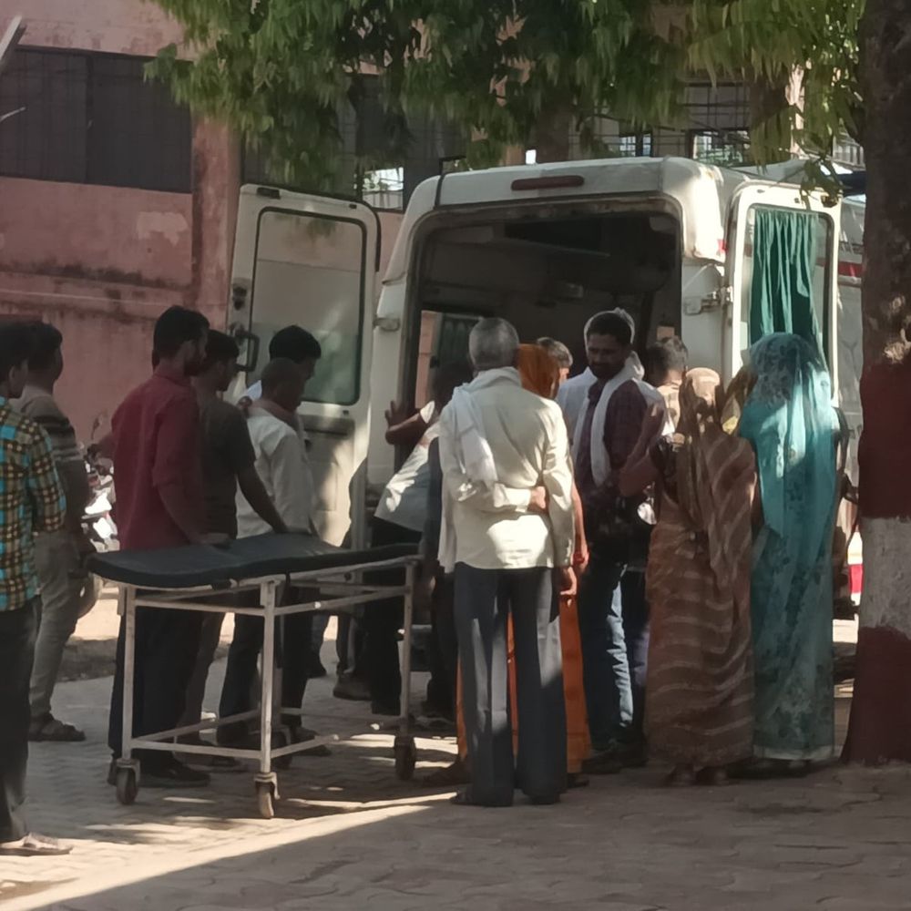 
                 दो बाइकों की टक्कर में महिला गंभीर, हैलट रेफर:अंत्येष्टि में जा रहा परिवार हादसे का शिकार, आरोपी बाइक सवार फरार 
            