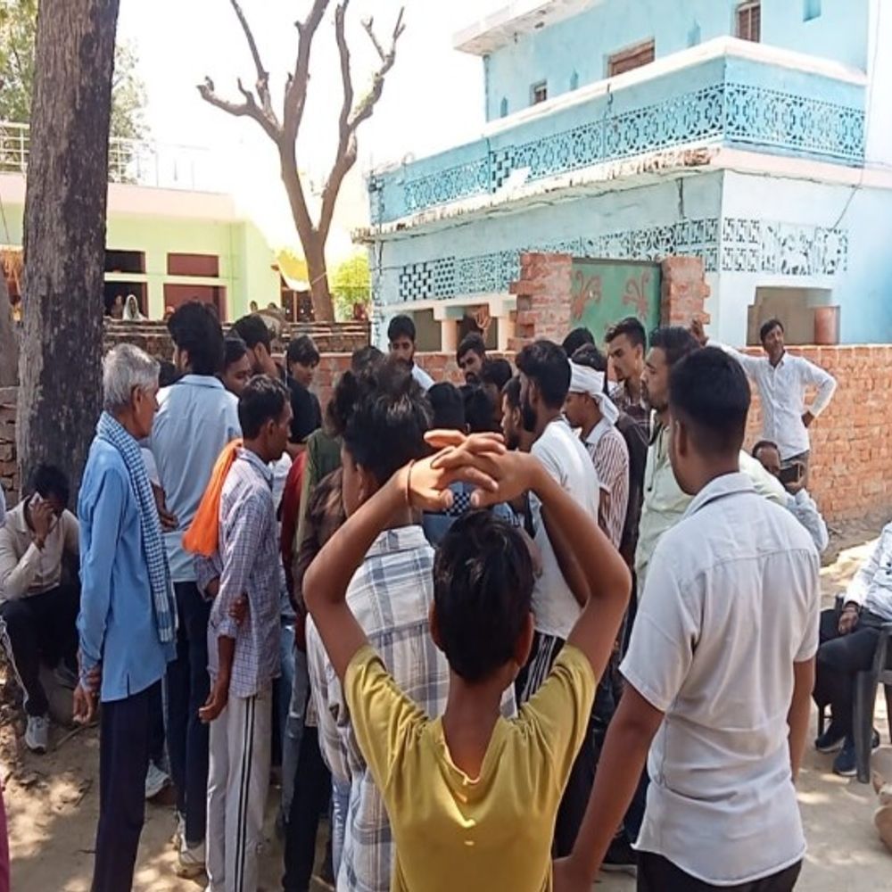 
                 युवक की मौत पर परिजनों ने लगाया हत्या का आरोप:सुल्तानपुर में 16 घंटे बाद अंतिम संस्कार, 4 लोगों पर मुकदमा दर्ज 
            