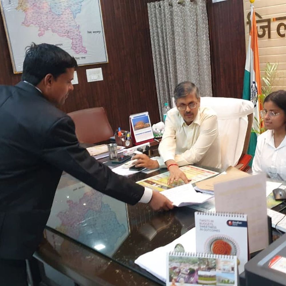 
                 श्रावस्ती में छात्रा बनीं एक दिन की DM:मिशन शक्ति अभियान के तहत सुनीं फरियादियों की समस्याएं 
            