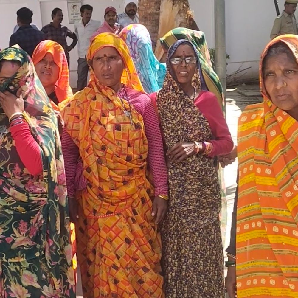 ललितपुर में अवैध शराब बिक्री के खिलाफ महिलाओं का प्रदर्शन:इमलिया कलां की महिलाओं ने उप जिलाधिकारी को ज्ञापन सौंपा