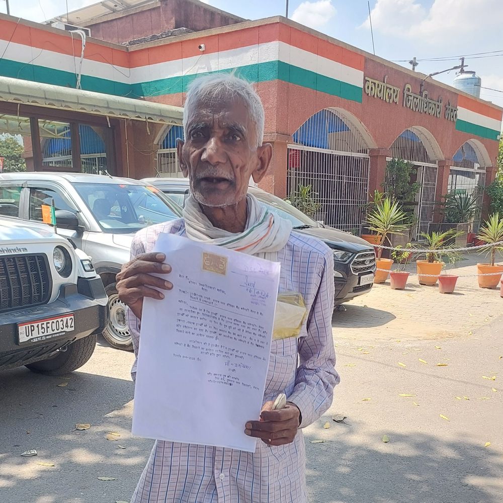 70 वर्षीय बुजुर्ग को नहीं मिला सिलेंडर, डीएम से गुहार:बोले - बुकिंग के बाद भी डिलीवरी नहीं, लकड़ी का चूल्हा जलाकर बना रहे खाना