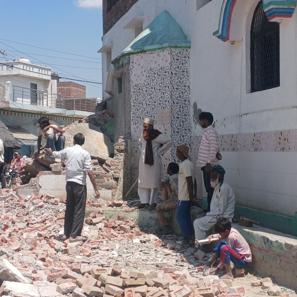 संभल में मुस्लिमों ने खुद तोड़े मदरसा-दुकानें:35 फीट ऊंची मीनार तोड़ने से बुलडोजर का इनकार, 30 साल पहले अवैध कब्जा कर बनाया था