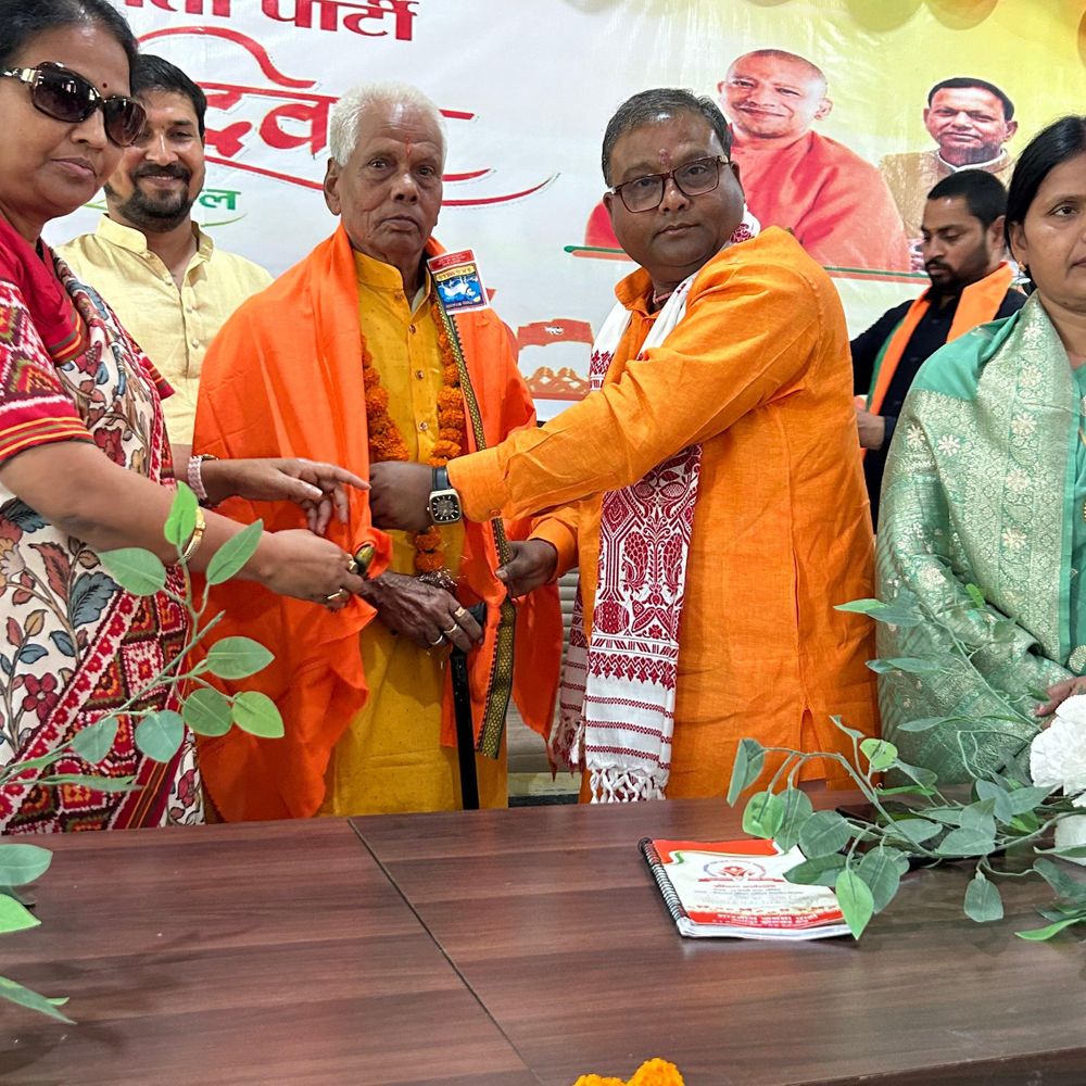 
                 औरैया में भाजपा कार्यकर्ताओं ने मनाया स्थापना दिवस:BJP कार्यालय पर वरिष्ठ कार्यकर्ताओं को सम्मानित कर झंडा फहराया 
            