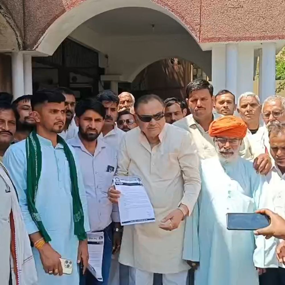 
                 मथुरा में ओलावृष्टि से फसलें बर्बाद:किसानों ने मुआवजे की मांग को लेकर ज्ञापन सौंपा, रालोद के पदाधिकारी भी पहुंचे 
            