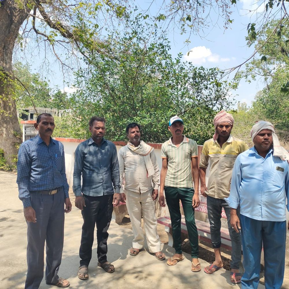 बदायूं में युवक का शव पेड़ से लटका मिला:स्थानीय लोगों ने देखा, माता-पिता का पहले ही निधन, आत्महत्या की आशंका