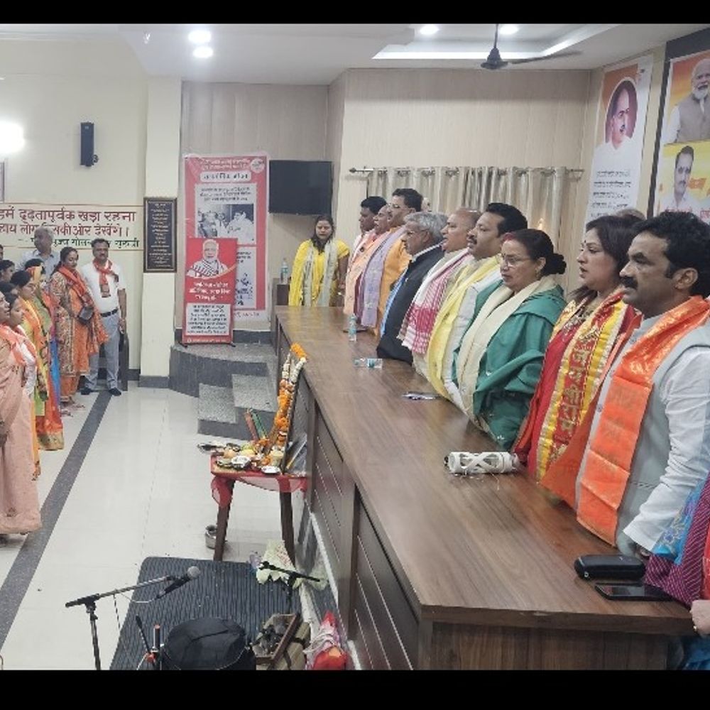 
                 हाथरस में मनाया भाजपा का 47वां स्थापना दिवस:सुंदरकांड पाठ और ध्वजारोहण के साथ कार्यक्रम 
            