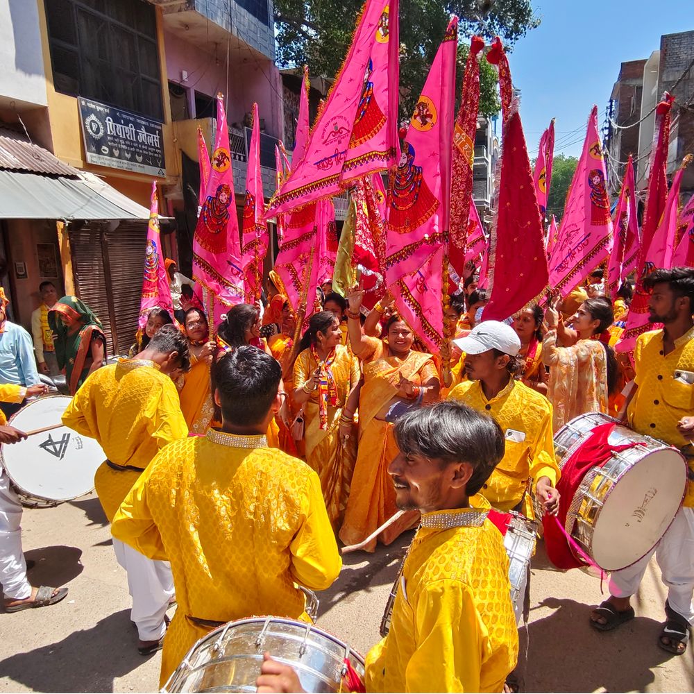 
                 कौशांबी में विंटेज कार से खाटूश्याम की शोभायात्रा:भक्तों ने डीजे पर नृत्य किया, जगह-जगह हुआ स्वागत 
            