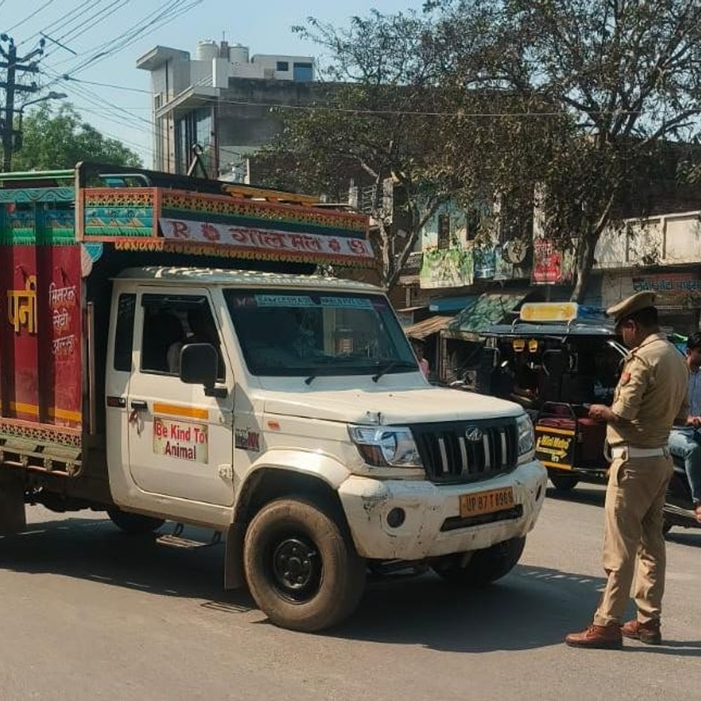 
                 एटा में यातायात पुलिस ने 142 वाहनों का काटा चालान:नियमों के उल्लंघन पर 1.72 लाख रुपए का राजस्व वसूला गया 
            