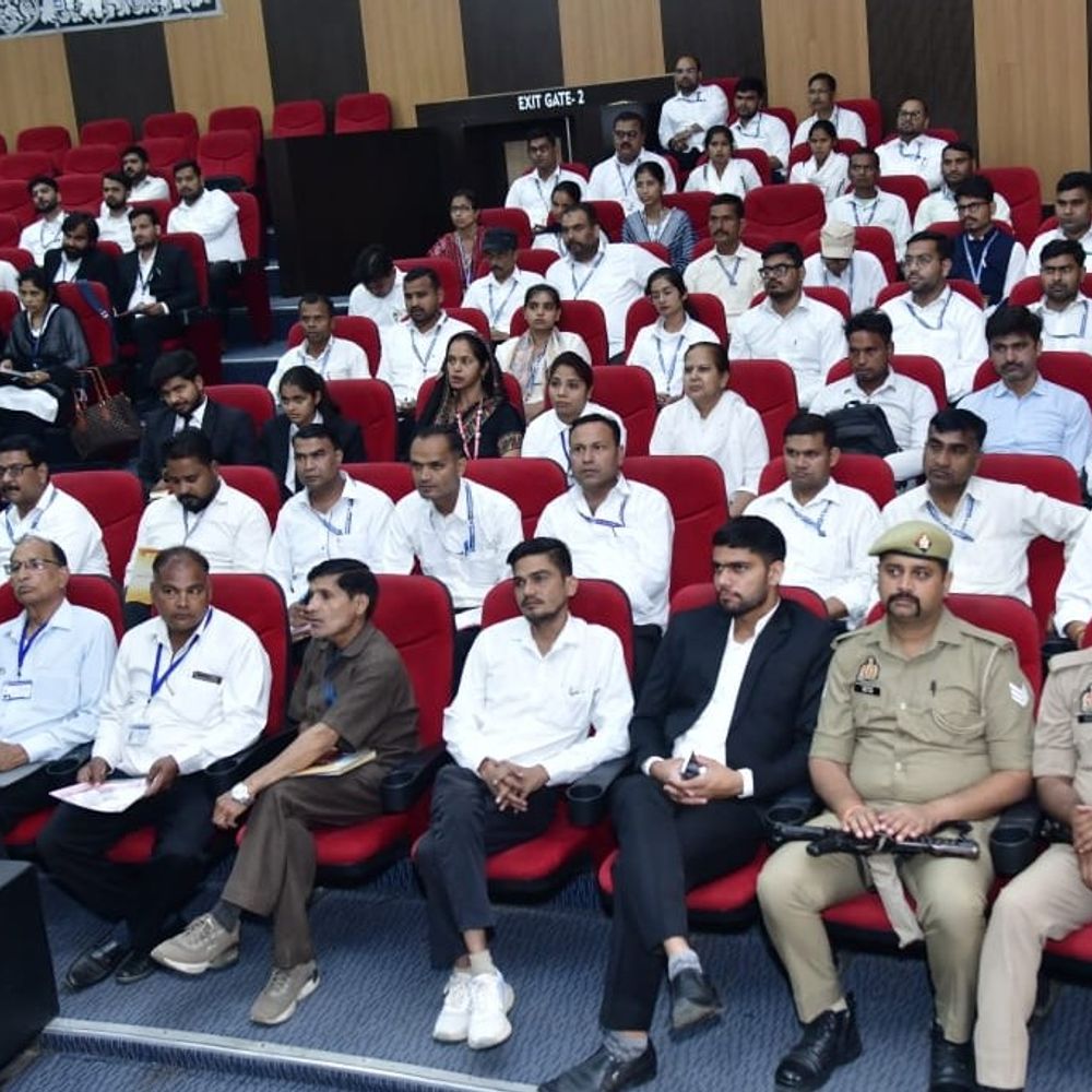 मेरठ में पराविधिक स्वयंसेवकों का 'संवर्धन' प्रशिक्षण:जिला न्यायाधीश के निर्देशन में 158 स्वयंसेवकों ने लिया भाग